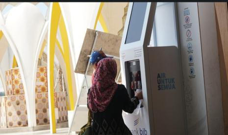 Mesin air siap minum atau water station di Masjid Raya Al Jabbar.