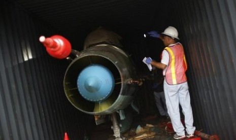 Mesin jet tempur MIG-21 di gudang kapal Korut saat diperiksa petugas pelabuhan Panama