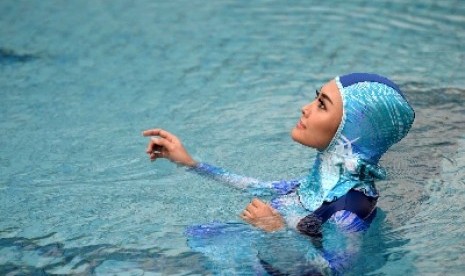 Meski butuh waktu, dewasa yang belajar berenang kelamaan akan mahir.