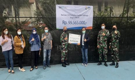  Meski ditengah pandemi Covid-19 Kantor cabang Kramat Jati, melalui program BRI Peduli masih kembali berlanjut terus melakukan kegiatan Corporate Sosial Responsibility (CSR) kali ini bantuan diberikan untuk Perbaikan Fasilitas Olahraga di Brigif Mekanis 1 PIK/JC wilayah Kalisari Pasar Rebo Jakarta Timur.