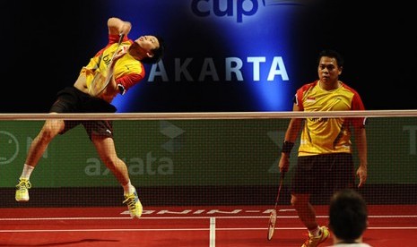 Meski ganda putra Indonesia Hendra Setiawan (kiri) dan Markis Kido memenangi pertandingan, namun tim bulu tangkin Indonesia tak meraih juara pertama