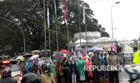 Meski hujan, warga masih antusias di depan Istana Bogor menunggu Raja Salman pulang, Rabu (1/3). 