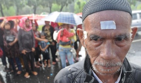 Meskipun diguyur hujan deras, ratusan warga Tanah Merah, Jakarta Utara, berunjuk rasa di depan Balai Kota DKI Jakarta, Jakarta Pusat, Senin (30/4). (Republika/Aditya Pradana Putra)