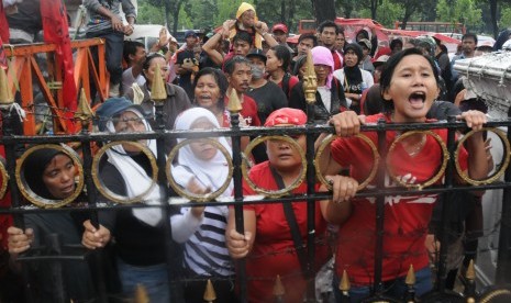 Meskipun diguyur hujan deras, ratusan warga Tanah Merah, Jakarta Utara, berunjuk rasa di depan Balai Kota DKI Jakarta, Jakarta Pusat, Senin (30/4). (Republika/Aditya Pradana Putra)