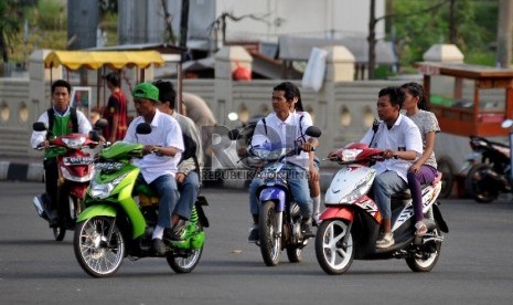 Meskipun masih di bawah umur, namun banyak dijumpai anak-anak yang nekat mengendarai kendaran bermotor di jalan raya akibat kurangnya pengawasan orang tua serta penegakan hukum yang berlaku. 