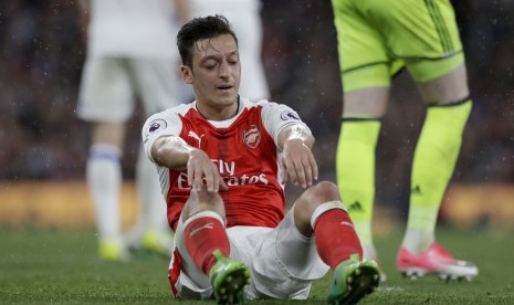 Mesut Ozil menolak kebijakan Arsenal terkait pemotongan gaji pemain.