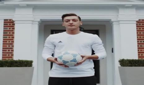 mesut ozil berpose di depan rumah