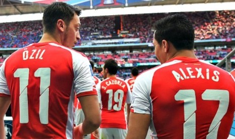 Mesut Ozil bersama Alexis Sanchez