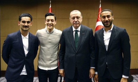   Mesut Ozil dan Ilkay Gundogan bertemu dengan Presiden Turki Recep Tayyip Erdogan