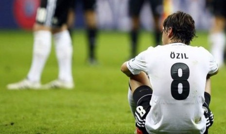 Mesut Ozil, gelandang timnas Jerman, terduduk lesu setelah timnya kalah 1-2 dari Italia di semifinal Piala Eropa 2012. 