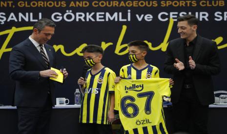 Mesut Ozil kini berseragam Fenerbache.