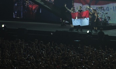 Metallica personnel rock their audience in Jakarta on Sunday night, August 25, 2013.  