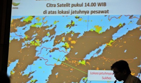 Meteorology, Climatology, and Geophysics Agency (BMKG) shows the weather on the scene of Sukhoi accident, during a hearing session between the government and the House of Representative in Jakarta, Monday.   