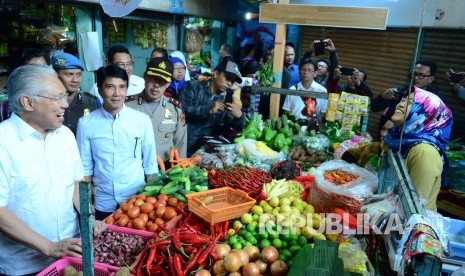 Meteri Perdagangan Enggartiasto Lukita berdialog dengan pedagang pasar saat berkunjung ke Pasar Cihapit, Kota Bandung, Rabu (28/6).