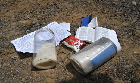 Meterial dari kelompok pembelot Korea Utara di pulau Seongmodo di Incheon, Korea Selatan, 16 Juni 2020. Kelompok pembelot Korut siapkan ratusan botol untuk dilemparkan ke perairan. 