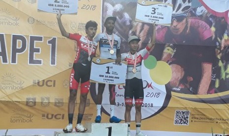 Metkel Eyob (tengah) dari Trengganu Cycling Club menempati peringkat teratas dalam Tour de Lombok Mandalika 2018 etape pertama, rute Mandalika-Mataram sejauh 84,4 Km pada Jumat (13/4).