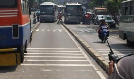 Metro mini hantam jalur pembatas busway.