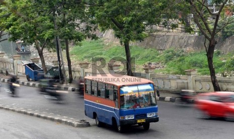   Metromini bergabung dengan Transjakarta: Metromini terparkir di Terminal Manggarai, Jakarta, Selasa (30/6).