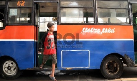  Metromini bergabung dengan Transjakarta: Metromini terparkir di Terminal Manggarai, Jakarta, Selasa (30/6).