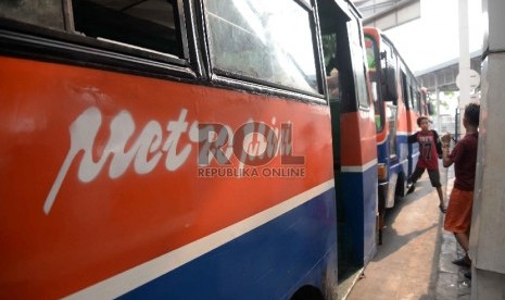  Metromini bergabung dengan Transjakarta: Metromini terparkir di Terminal Manggarai, Jakarta.