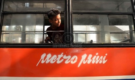  Metromini bergabung dengan Transjakarta: Metromini terparkir di Terminal Manggarai, Jakarta, Selasa (30/6).