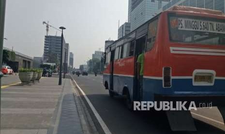 Metromini dan Kopaja yang melintas di jalan Sudirman-Thamrin, Rabu (15/8). Padahal kedua bus ini sudah mulai dilarang melewati jalan tersebut, selama Asian Games 2018 berlangsung di Jakarta. 