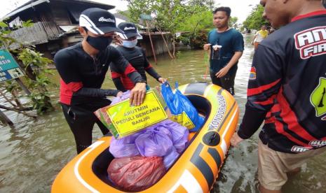 Mewakili Bakrie Tanggap, sejak terjadinya banjir yang melanda 10 kota/kabupaten di Kalimantan Selatan, PT Arutmin Indonesia sudah bergerak dengan menurunkan tim dan bantuan kepada warga yang terdampak banjir. Melalui Emergency Response Team, PT Arutmin Indonesia melakukan evakuasi warga yang terisolir di Kabupaten Tanah Laut dan memberikan bantuan logistik di Kabupaten Banjar dan Kota Banjarbaru. 