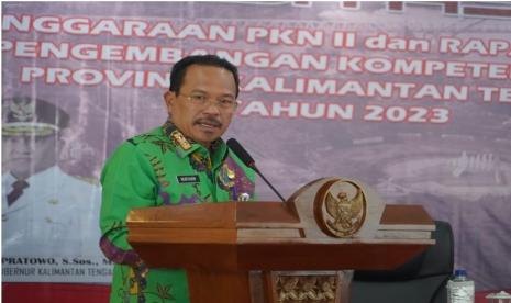 Mewakili Gubernur Kalteng, Sekretaris Daerah Provinsi Kalimantan Tengah (Prov Kalteng) H Nuryakin membuka acara Visitasi Persiapan Pelatihan Kepemimpinan Nasional (PKN) Tingkat II oleh Lembaga Administrasi Negara (LAN) Republik Indonesia (RI) dan Rapat Koordinasi Pengembangan Kompetensi Aparatur Sipil Negara (ASN) di lingkungan Pemerintah Provinsi, Kabupaten/Kota se-Kalteng Tahun 2023. Acara berlangsung di Aula BPSDM Prov Kalteng, Jumat (9/6/2023).