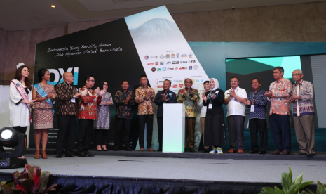 Mewakili Menpora Imam Nahrawi, Staf Ahli Bidang Ekonomi Kreatif Jonni Mardizal bersama Plt. Asdep Bidang Olahraga Prestasi Ahmad Arsani menghadiri pembukaan Deep and Extreme Indonesia (DXI) ke-13 tahun 2019 di Hall B Jakarta Convention Centre (JCC), Jakarta, Kamis (4/4) pagi.