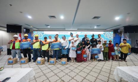 Mewujudkan rasa syukur dan kepedulian terhadap sesama di bulan Ramadhan 1445H, PT Pelindo Multi Terminal (SPMT), Subholding PT Pelabuhan Indonesia (Persero) atau Pelindo melalui program Tanggung Jawab Sosial dan Lingkungan (TJSL) melaksanakan kegiatan Pelindo Berbagi Ramadhan Tahun 2024, serentak hingga akhir ramadhan di seluruh Branch Pelabuhan dan Anak Perusahaan SPMT (Pelindo Group) yang tersebar di wilayah Indonesia.