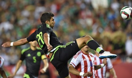  Mexico forward Eduardo Herrera (20) scores a goal against Paraguay during the first half at Arrowhead Stadium