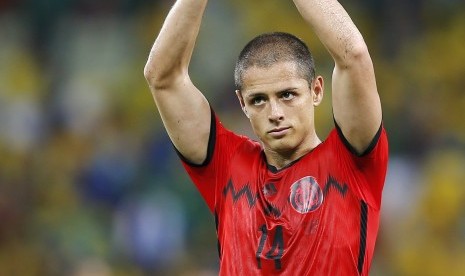 Mexico's Javier Hernandez applauds after their 0-0 tie with Brazil during the group A World Cup soccer match between Brazil and Mexico at the Arena Castelao in Fortaleza, Brazil, Tuesday, June 17, 2014