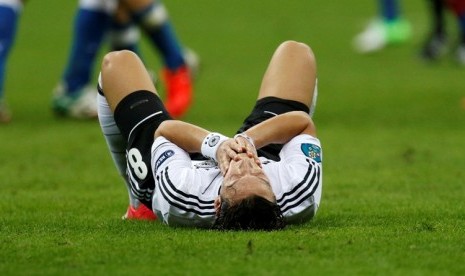 Mezut Ozil kecewa setelah Jerman dikalahkan Italia dalam semifinal Piala Eropa 2012, Jumat (29/6) dini hari