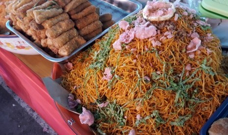 Mi goreng yang dijual di nasi pecel Buk Elly, Padang.