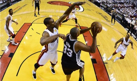 Miami Heat (putih) menghadapi San Antonio Spurs di laga final NBA 