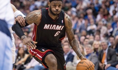 Miami Heat small forward LeBron James (6) drives to the basket during the second half against the Dallas Mavericks at the American Airlines Center. James leads his team with 42 points. The Heat defeated the Mavericks 117-106.