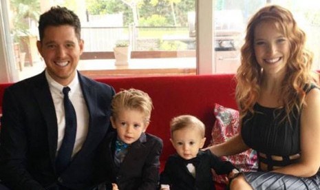 Michael Buble, Lopilato dan kedua anak mereka. 