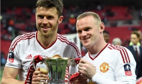 Michael Carrick (kiri) bersama Wayne Rooney