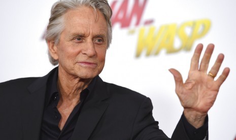 Aktor Michael Douglas merupakan penyintas kanker lidah. 