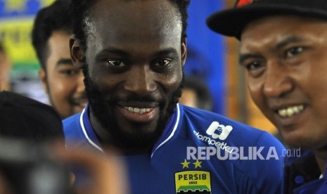  Michael Essien berfoto bersama para bobotoh di Graha Persib, Jalan Sulanjana, Kota Bandung, Selasa (14/3).