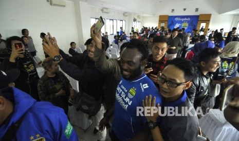 Michael Essien berjalan seusai saat ikut merayakan ulang tahun Persib Bandung ke-84 di Graha Persib, Jalan Sulanjana, Kota Bandung, Selasa (14/3). 