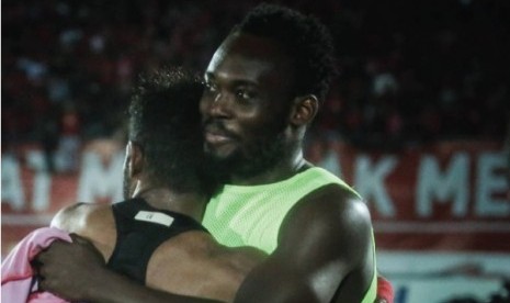 Michael Essien (kanan) memeluk Yabes Roni.