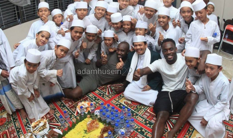 Michael Essien mengucapkan selamat Hari Raya Idul Fitri dengan mengunggah fotonya bersama anak yatim piatu di sebuah panti asuhan di akun Instagram pribadinya, Selasa (27/6).