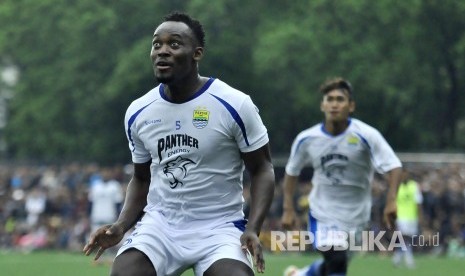 Michael Essien menjalani sesi latihan perdananya bersama Persib di Lapangan Lodaya, Kota Bandung, Kamis (30/3).