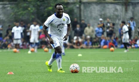 Michael Essien menjalani sesi latihan perdananya bersama Persib di Lapangan Lodaya, Kota Bandung, Kamis (30/3).