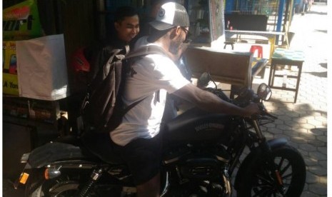 Michael Essien saat mengendarai motornya.