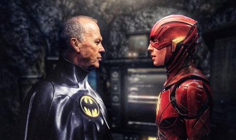 Batman versi Michael Keaton (kiri) dan The Flash (kanan(). Sutradara The Flash mengungkap alasan Batman versi Michael keaton pensiun sebai pahlawan super itu di film The Flash.