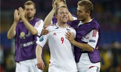 Michael Krohn-Dehli (tengah), pemain timnas Denmark, bersama rekan setimnya melakukan selebrasi usai menjebol jala Belanda di laga Grup B Piala Eropa 2012 di Kharkiv, Ukraina, Sabtu (9/6). 