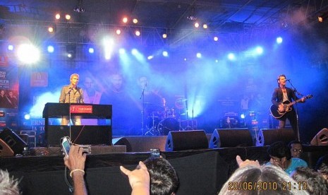  Michael Learns to Rock play a sing-back show at Palace Grounds in Bangalore, India, in 2010 (file photo)