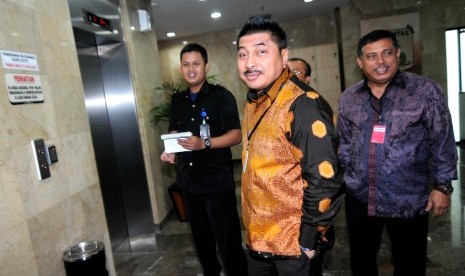 Michael Wattimena (baju coklat)